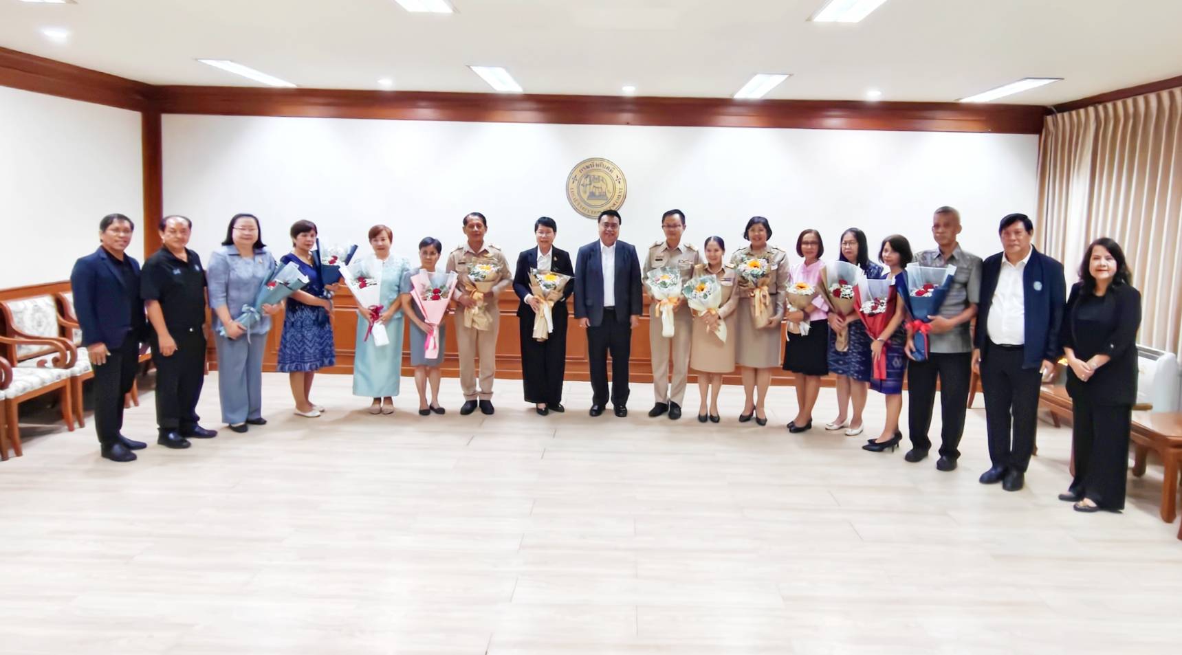 อธิบดีกรมบังคับคดี นำคณะผู้บริหารและเจ้าหน้าที่กรมบังคับคดี ร่วมมอบดอกไม้ขอบคุณผู้เกษียณอายุราชการ ประจำปี 2569